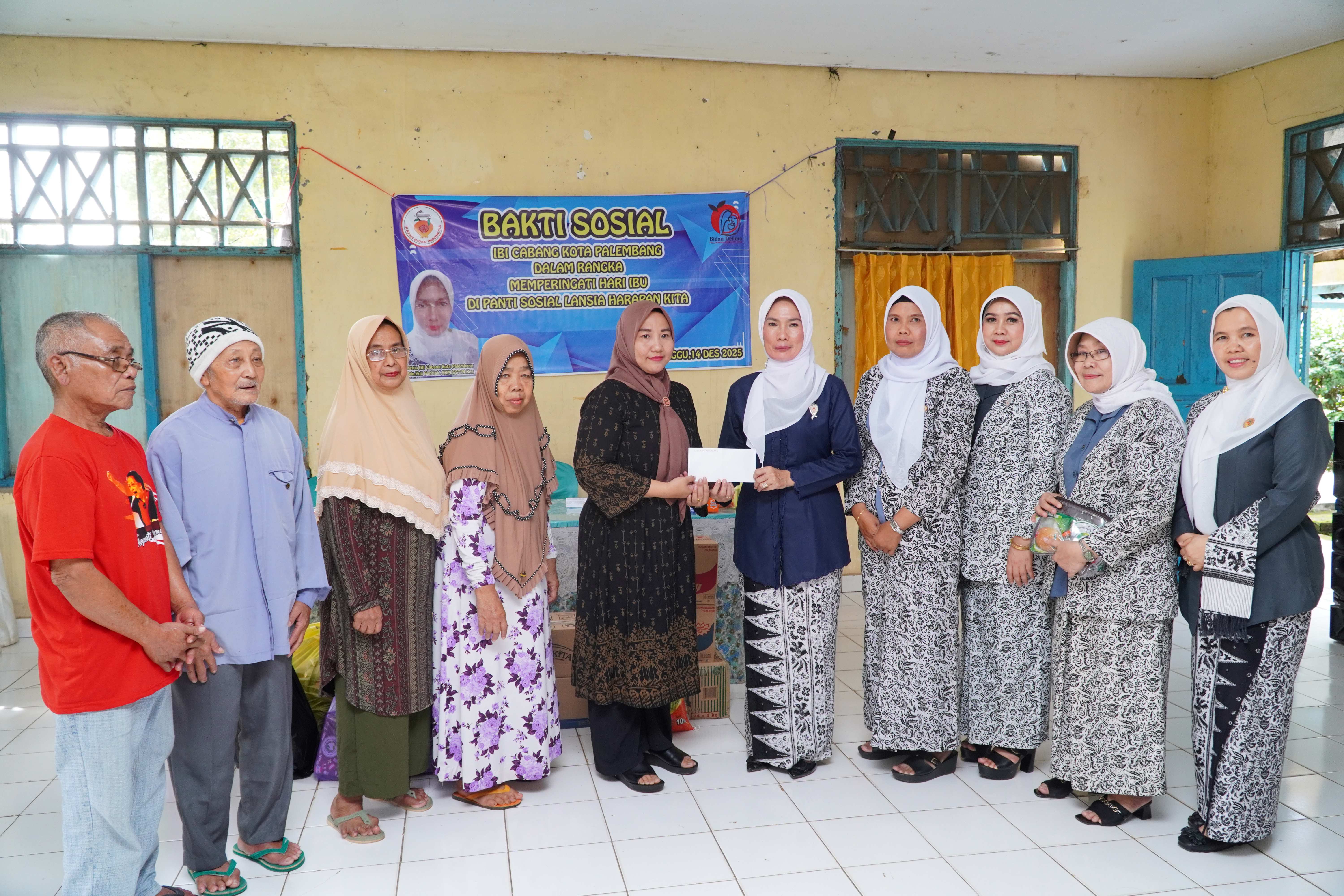 Bakti Sosial IBI Cabang Kota Palembang dalam rangka memperingati hari ibu di panti sosial lansia Harapan Kita.